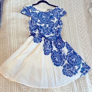 bailey blue Tule Dress Blue Floral Size Medium with belt